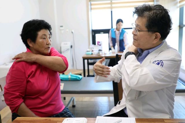 인하대병원 의료진이 대청도 의료봉사 현장에서 어깨 통증을 호소하는 주민을 진찰하고 있다. 인하대병원 제공