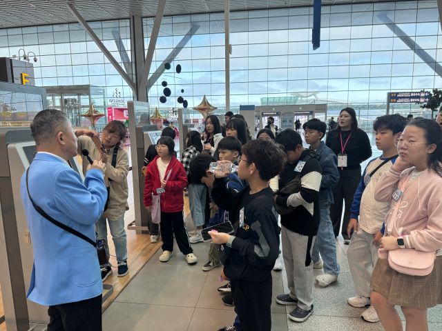 인천과학문화거점센터의 찾아가는 과학캠프에 참여한 학생들이 인천공항을 견학하고 있다. 인천대 제공