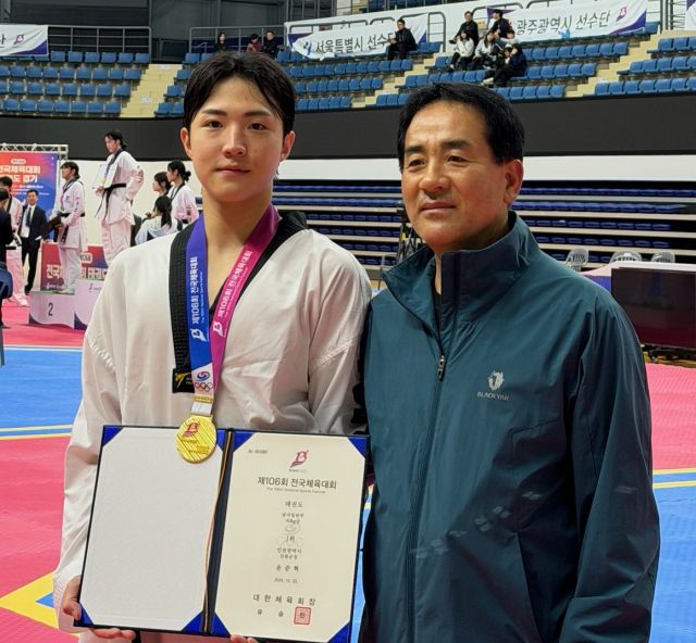 태권도 금메달의 주인공 윤준혁 선수(왼쪽)와 염관우 감독.