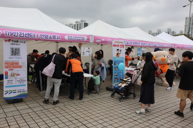 안양소방서는 지난 18일 안양 평촌중앙공원에서 열린 ‘제7회 안양 보육박람회’에 참가해 ‘119안전체험마당’을 운영했다. 안양소방서 제공.