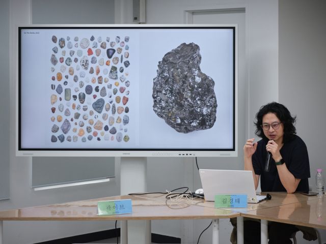 19일 인천아트플랫폼. ‘작가와의 대화’에서 김경태 작가가 과거 작업을 설명하고 있다. 인천아트플랫폼 제공