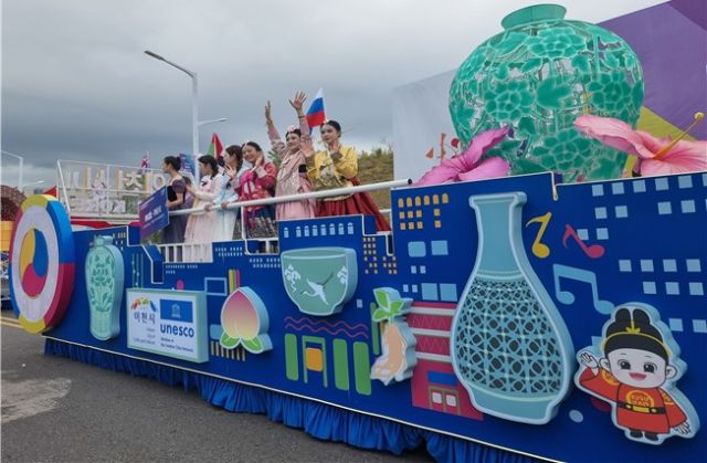 이천시 방문단의 대표단장으로 참여한 김경희 이천시장 및 방문단이 2025중국 징더전 국제도자박람회에서 이천도자기 등 이천 특산품을 알리는 카퍼레이드를 펼치고 있다. 이천시 제공.