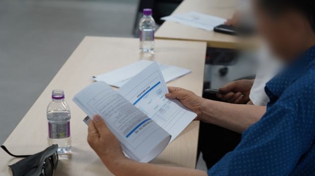 지난 6월 한 청각언어장애인이 인천시사회서비스원 대회의실에서 열린 ‘인천시 청각언어장애인복지관 운영방안 연구’ 중간보고에서 발표 자료를 읽고 있다. 인천사서원 제공