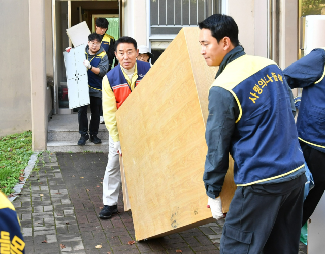 백영현포천시장이 민간단체 ‘사랑의 나들목’ 회원들과 함께 포천시 소흘읍의 한 8남매 다자녀가정을 찾아 주거환경 개선 봉사활동을 펼치며 지역사회에 따뜻한 감동을 전하고 있다. 포천시제공