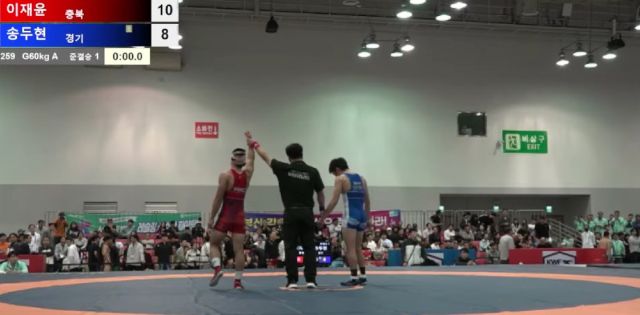 지난 19일 제106회 전국체육대회 남고부 레슬링 그레코로만형 60㎏급 준결승, 심판의 경기 종료 선언 뒤 재개한 경기서 패한 송두현. 대한레슬링협회 유튜브