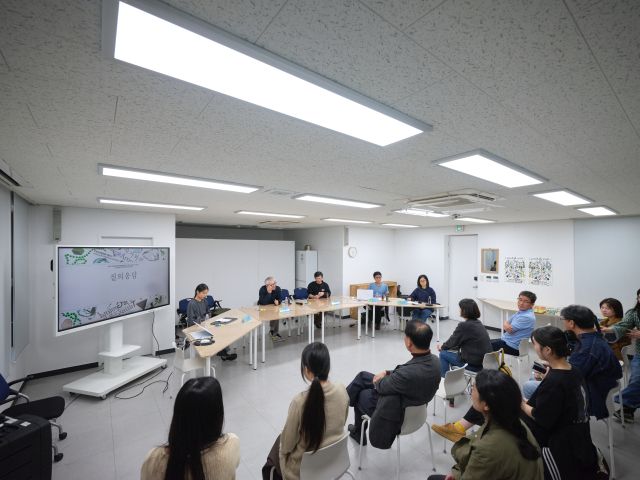20일 인천아트플랫폼. ‘작가와의 대화’에서 한 청중이 작가들에게 질문하고 있다. 인천아트플랫폼 제공