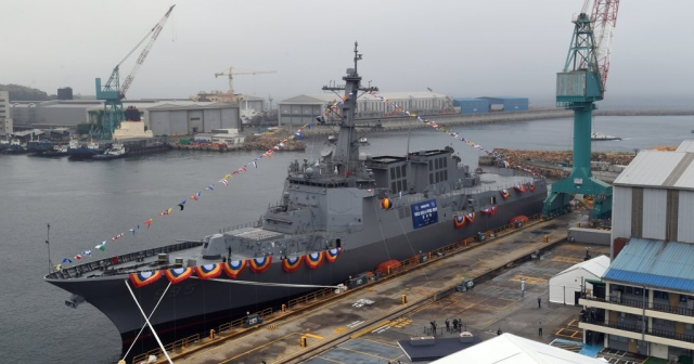 해군의 첫 8천200t급 차세대 이지스구축함인 정조대왕함이 지난 2022년 7월28일 오전 울산시 현대중공업에서 열린 진수식에서 모습을 드러내고 있다. 연합뉴스