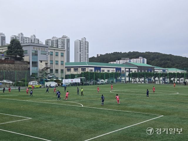 21일 동명대학교 운동장에서 인천대와 용인대의 106회 전국체육대회 축구 경기가 펼쳐지고 있다. 박상후기자