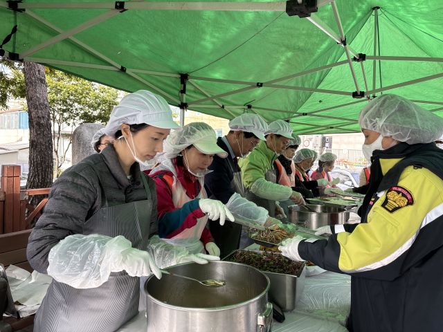 ㈔인천시자원봉사센터 홍보대사인 이정현 배우가 자원봉사자들과 함께 ‘정(情)스토랑 밥차’ 무료급식 봉사활동을 하고 있다. 인천시자원봉사센터 제공