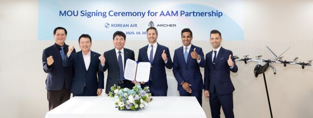 대한항공 관계자들이 최근 경기 고양시 킨텍스 ‘서울 국제 항공우주 및 방위산업 전시회 2025’ 행사장에서 미국 아처 에비에이션(Archer Aviation)과 미래항공교통(AAM) 모델 공동 개발을 위한 양해각서(MOU)를 한 뒤 기념사진을 촬영하고 있다. 대한항공 제공
