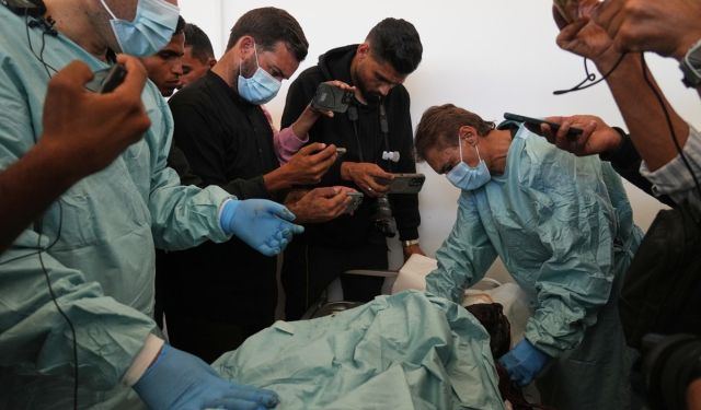 팔레스타인인 시신을 검시하는 칸 유니스 병원 의사들. AP=연합뉴스