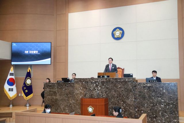 이천시의회 박명서 의장이 제257회 임시회를 마무리하고 있다. 이천시의회 제공