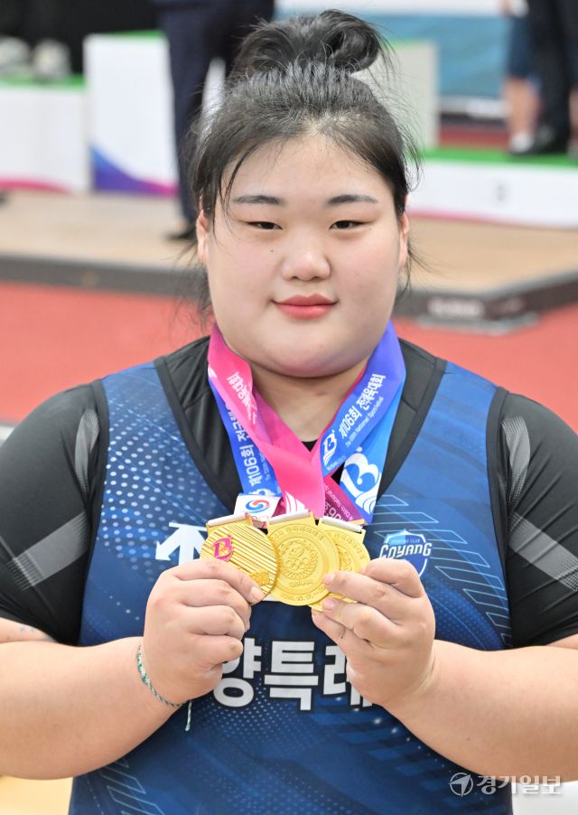 21일 부산 남구 국민체육센터 2관에서 열린 '제106회 전국체육대회' 역도 여자일반부 87kg 이상급 경기에서 박혜정(고양시청)이 인상 123kg(1위), 용상 155kg(1위)으로 총합 278kg(1위)을 들어올리며 3연패를 달성했다. 홍기웅기