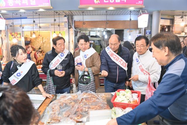 전통시장 살리기에 발품을 팔고 있는 이현재 하남시장(오른쪽서 두번째)과 김승현 기업인협의회 회장. 하남시 제공