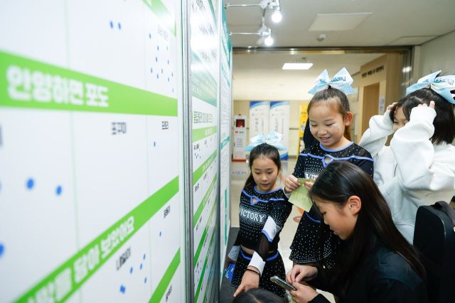 안양과천교육지원청이 21일 안양시청에서 ‘지역교육협력을 통한 미래 글로컬 리더의 내일을 여는 축제’를 주제로 ‘2025 안양미래교육협력지구 및 안양미리내공유학교 성장 나눔회’를 개최했다. 안양과천교육지원청 제공