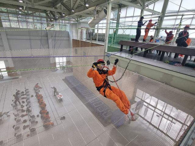 서정대 대학생 전문의용소방대원들이 인명구조활동을 직접 체험하고 있다. 양주소방서 제공