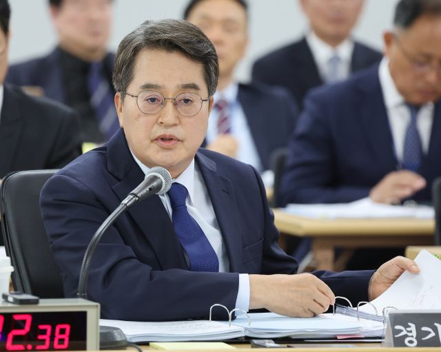 김동연 경기도지사가 21일 경기도 수원시 영통구 경기도청에서 열린 국회 행정안전위원회의 경기도에 대한 국정감사에서 위원 질의에 답변하고 있다. 연합뉴스