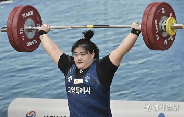 21일 부산 남구 국민체육센터 2관에서 열린 '제106회 전국체육대회' 역도 여자일반부 87kg 이상급 경기에서 박혜정(고양시청)이 인상 3차시기에 123kg을 들어올려 성공시키고 있다. 홍기웅기자