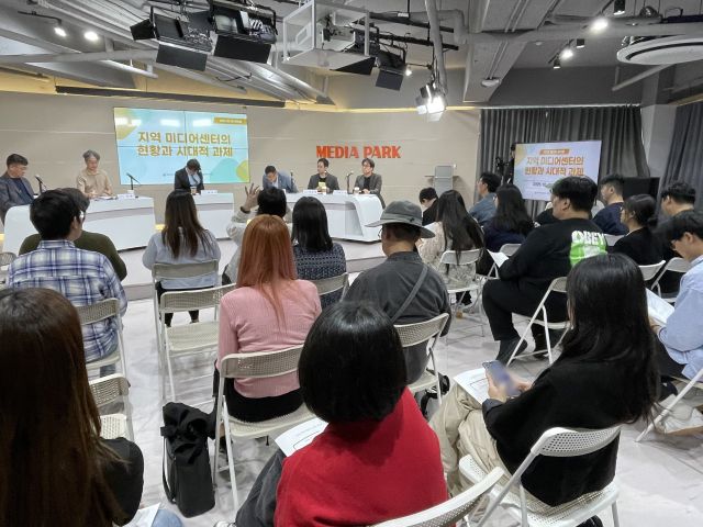 최근 인천 미추홀구 주안영상미디어센터에서 열린 ‘제4회 미디어 테이블’ 토론회에서 참가자들이 토론을 하고 있다. 미추홀구 제공