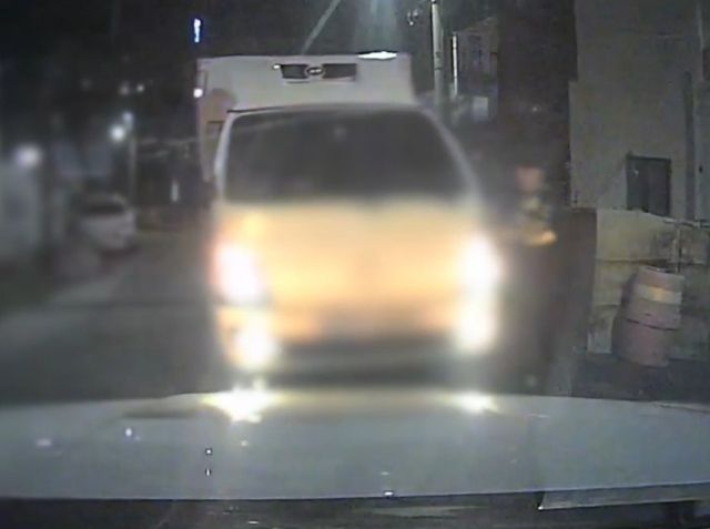 경찰관 치고 도주하는 트럭. 부산경찰청 제공