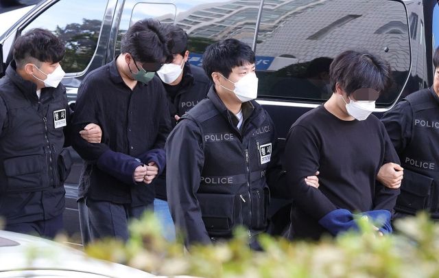 캄보디아 송환 피의자들이 21일 오전 경기도 의정부시 가능동 의정부지방법원에서 구속 전 피의자 심문을 위해 법정으로 이동하고 있다. 연합뉴스