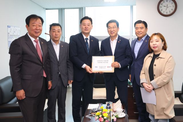 21일 경기도의회 더불어민주당 최종현 대표의원(수원7)과 국민의힘 이용호 총괄수석부대표(비례) 등 양당 대표단이 민주당 신정훈 행정안전위원장을 만나 지방의회법 제정을 건의하고 있다. 경기도의회 제공