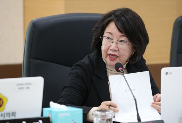 박판순 인천시의원(국민의힘·비례)이 21일 ‘인천시 한부모가족 지원 조례 일부개정조례(안)’ 심의에서 발언하고 있다. 인천시의회 제공