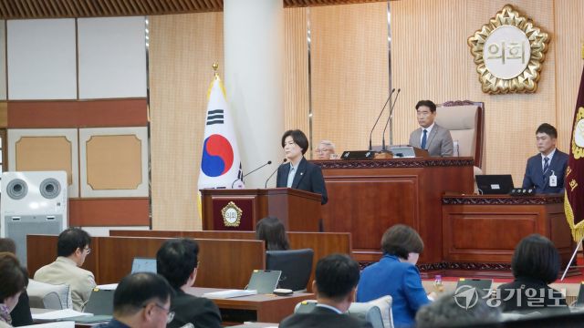 21일 개회한 제298회 고양시의회 임시회 제1차 본회의에서 권선영 의회운영위원장(더불어민주당·고양다)이 2025년도 행정사무감사계획서 승인 안건에 대해 제안설명하고 있다. 신진욱기자