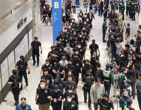 캄보디아 당국의 단속에 적발돼 국내로 송환된 피의자 64명 중 48명에 대한 구속영장이 발부됐다. 사진은 18일 오전 인천 중구 인천국제공항 제2여객터미널 입국장 B게이트에서 캄보디아 당국의 범죄 단속에 적발돼 현지 유치장에 구금됐던 한국인들이 나오고 있는 모습. 경기일보DB