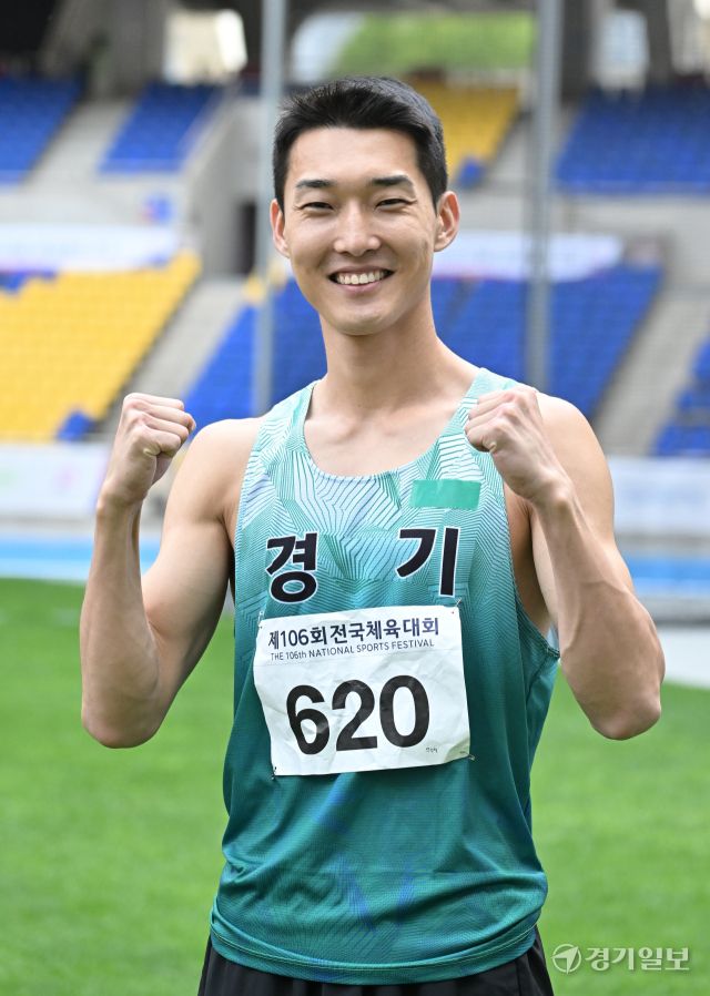 22일 오전 부산 아시아드주경기장에서 열린 '제106회 전국체육대회' 육상(필드) 남자 일반부 높이뛰기에서 우상혁(용인시청)이 2m 20을 가볍게 뛰어 넘어 1위를 차지한 후 승리의 세리머니를 보이고 있다. 홍기우익자