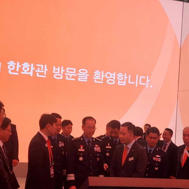 손석락 공군참모총장이 한화그룹 전시관에서 설명을 듣고 있다. 한양경제 하재인