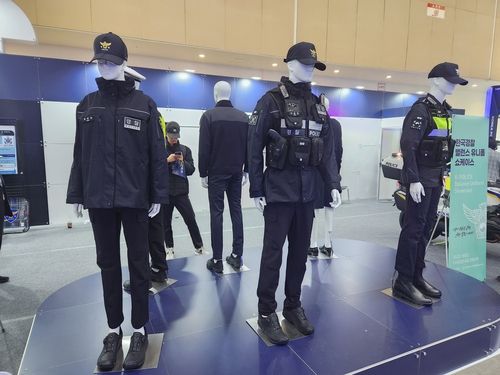 경찰 창설 80주년을 맞아 ‘폴리스 네이비’ 색으로 새롭게 디자인된 경찰 제복. 연합뉴스