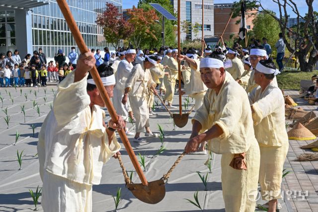 22일 오전 수원특례시 국립농업박물관(관장 오경태)에서 열린 '벼베기 체험 행사'에서 홍성결성농요보존회가 지역 무형유산인 결성농요 공연을 선보이고 있다. 김시범기자