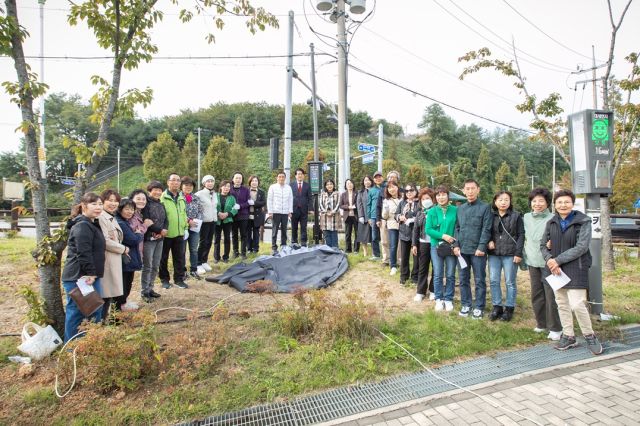 21일 인천 서구 석남이음숲에서 열린 ‘전자파 신호등 설치기념식’ 현장. 서구 제공