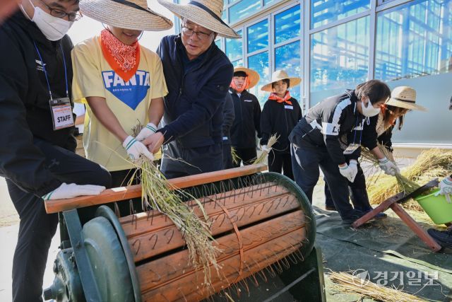 22일 오전 수원특례시 국립농업박물관에서 열린 '벼베기 체험 행사'에서 오경태 국립농업박물관 관장과 어린이들이 전통방식의 벼베기에서 탈곡까지의 과정을 체험하고 있다. 김시범기자