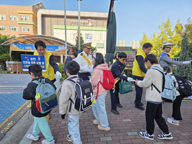 강범석 인천 서구청장과 서재양 서부경찰서 경비교통과장 등이 22일 오전 서구 가원초등학교 정문 앞에서 교통 캠페인을 하고 있다. 서부경찰서 제공