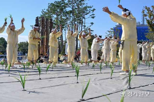 22일 오전 수원특례시 국립농업박물관(관장 오경태)에서 열린 '벼베기 체험 행사'에서 홍성결성농요보존회가 지역 무형유산인 결성농요 공연을 선보이고 있다. 김시범기자