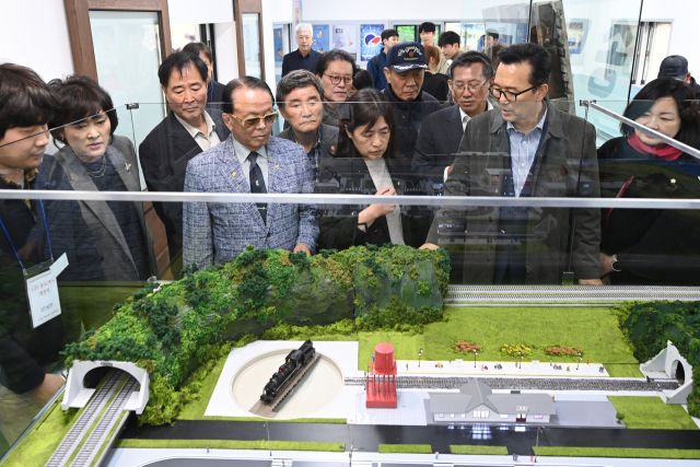지난 21일 열린 옛 송도역사 개관식에서 이재호 구청장 등이 기차 디오라마를 살펴보고 있다. 연수구 제공