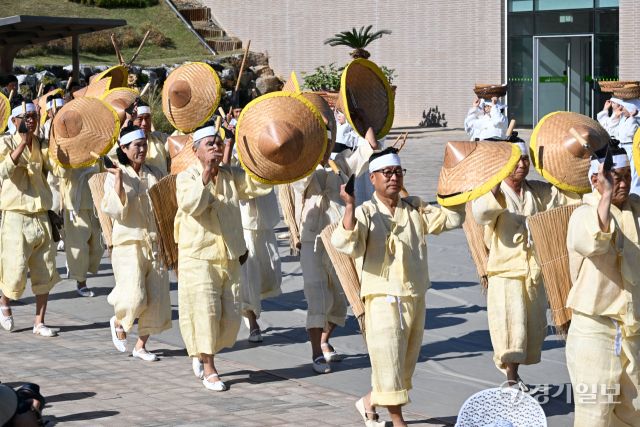 22일 오전 수원특례시 국립농업박물관(관장 오경태)에서 열린 '벼베기 체험 행사'에서 홍성결성농요보존회가 지역 무형유산인 결성농요 공연을 선보이고 있다. 김시범기자