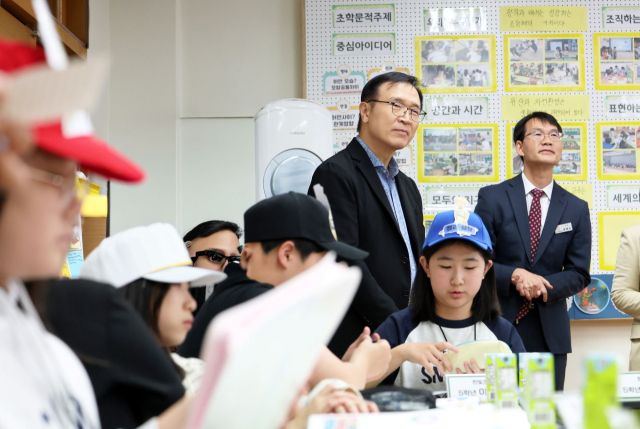 임태희 경기도교육감이 22일 파주 파양초 정책브리핑에 참석해 ‘파주 꿈함성 공유학교’를 둘러보고 있다. 경기도교육청 제공