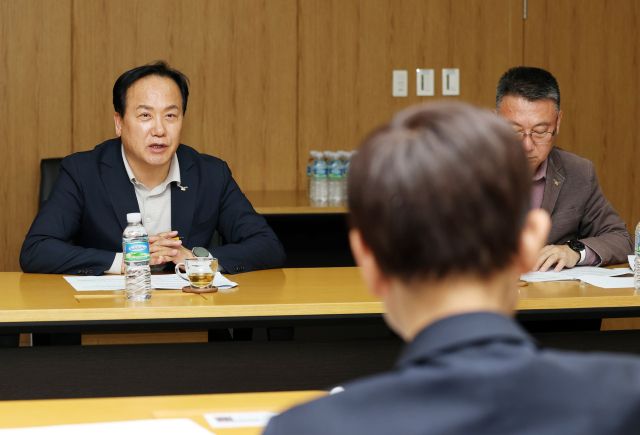 이권재 오산시장이 DS파워㈜ 관계자에게 난방요금 인하의 필요성을 설명하고 있다. 오산시 제공