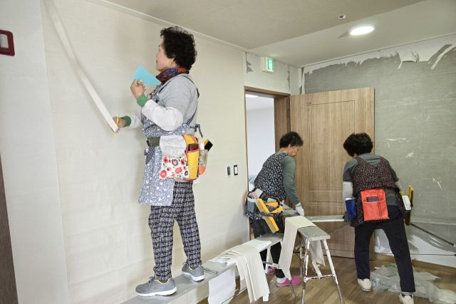인천 옹진군 자원봉사센터와 포시즌 전문도배봉사단이 21~22일 북도면 장봉혜림원에서 도배 봉사를 하고 있다. 옹진군 제공