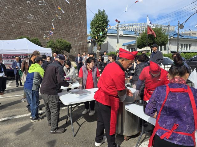 학익장미아파트 어르신 자장면 드시는 날 축제 현장 모습. 학익장미아파트 입주자 대표회의 제공