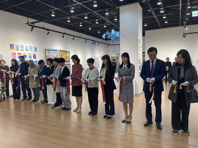 김포교육지원청 관계자와 학부모·교직원 등이 2025 김포학생 미술독서 전시한마당 개막식에서 테이프 커팅식을 갖고 있다. 김포교육지원청 제공