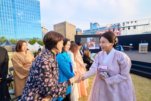 김혜경 여사가 지난 21일 서울 광화문광장에서 열린 ‘2025 한복 문화주간 기념행사’에서 참석자와 인사하는 모습. 연합뉴스