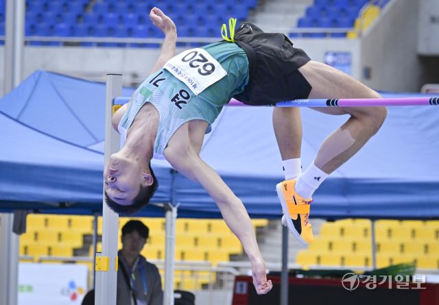 22일 오전 부산 아시아드주경기장에서 열린 '제106회 전국체육대회' 육상(필드) 남자 일반부 높이뛰기에서 우상혁(용인시청)이 2m 20을 가볍게 뛰어 넘고 있다. 홍기웅기자