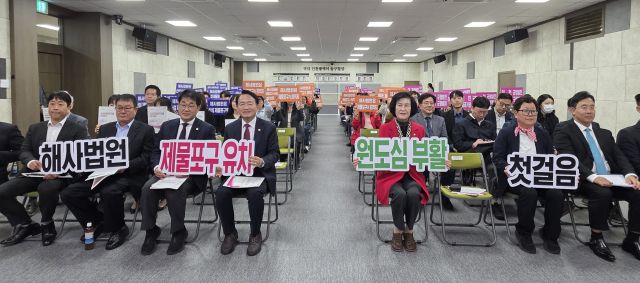 22일 인천 동구청 소나무홀에서 열린 해사법원 제물포구 유치 토론회에서 기념촬영을 하고 있다. 장민재 기자