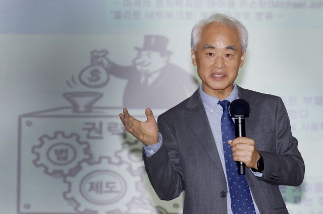 22일 수원 경기문화재단 아트홀에서 이상학 국제투명성기구 한국본부 공동대표가 강연을 하고 있다. 경기언론인클럽 제공