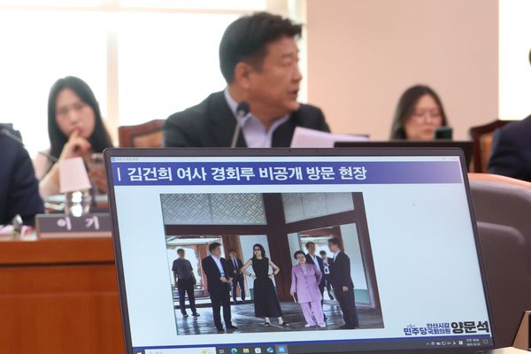 더불어민주당 양문석 의원이 22일 서울 여의도 국회에서 열린 문화체육관광위원회의 국립중앙박물관, 국립중앙도서관 등에 대한 국정감사에서 정용석 국립박물관문화재단 사장에게 김건희 여사의 경복궁 근정전 용상 착석 의혹에 관해 추궁하고 있다. 연합뉴스