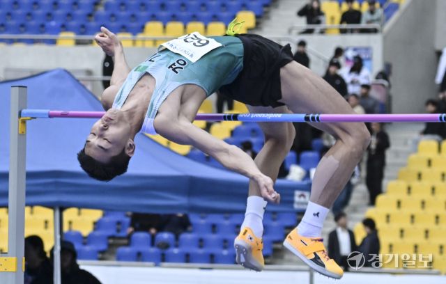 22일 오전 부산 아시아드주경기장에서 열린 '제106회 전국체육대회' 육상(필드) 남자 일반부 높이뛰기에서 우상혁(용인시청)이 2m 20을 가볍게 뛰어 넘고 있다. 홍기웅기자